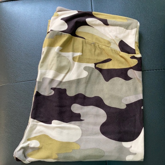 Tall and Curvy Camo LuLaRoe Leggings - Picture 1 of 3